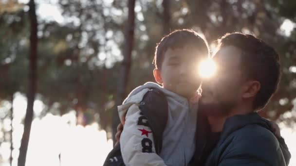 Ένας Στοργικός Πατέρας Που Κρατάει Γιο Του Και Τον Φιλάει — Αρχείο Βίντεο