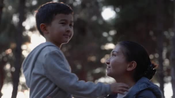 Uma Mãe Amorosa Segurando Seu Filho Beijando Ternamente Natureza Alta — Vídeo de Stock