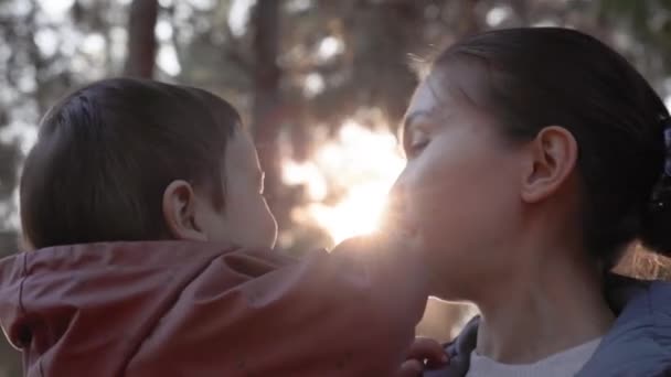 Uma Mãe Amorosa Segurando Bebê Seus Braços Beijando Ternamente Natureza — Vídeo de Stock