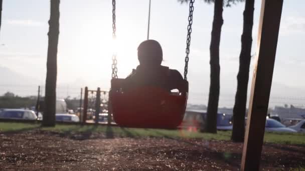 Widok Tyłu Huśtawki Dziecka Huśtawce Kierunku Słońca Parku Wysokiej Jakości — Wideo stockowe