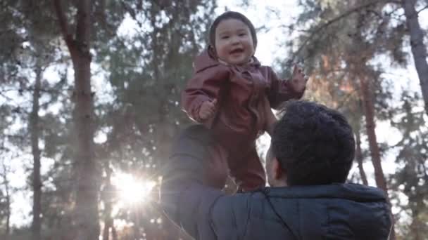 Батько Кидає Дитину Перед Деревами Вид Знизу Високоякісні Кадри — стокове відео