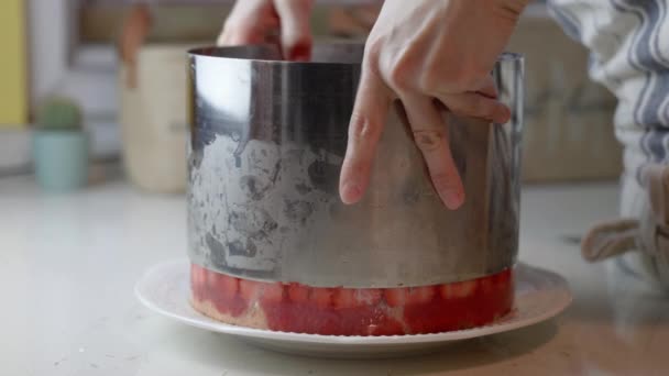 Крупним Планом Жіночі Руки Знімають Торт Полуничного Торта Високоякісні Кадри — стокове відео