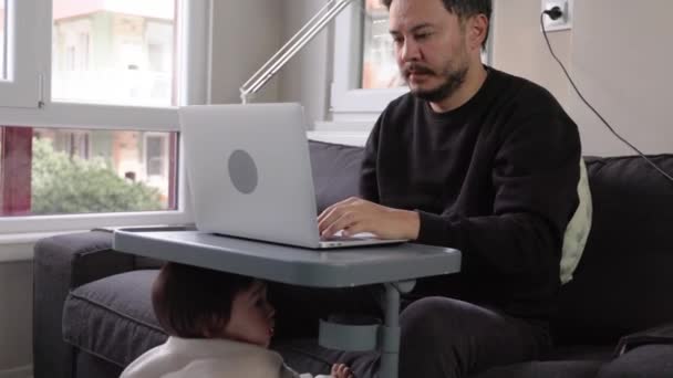 Homem Trabalha Seu Laptop Casa Sofá Enquanto Seu Filho Ano — Vídeo de Stock