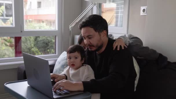 Ein Junger Mann Versucht Hause Arbeiten Mit Kleinem Sohn Den — Stockvideo