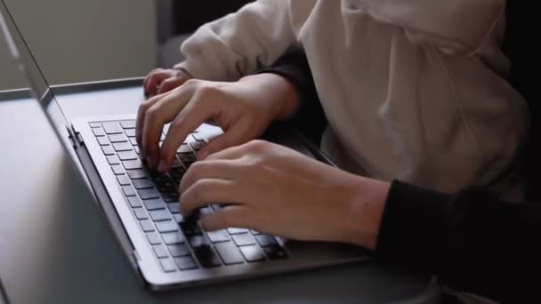남자들 손으로 노트북으로 타자를 모습을 가까이 귀여운 어린아이는 그를괴롭히고 고품질 — 비디오