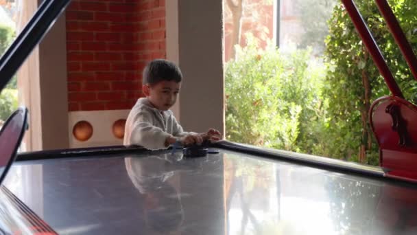 Küçük Şirin Çocuk Masa Hokeyi Oynuyor Yüksek Kalite Görüntü — Stok video