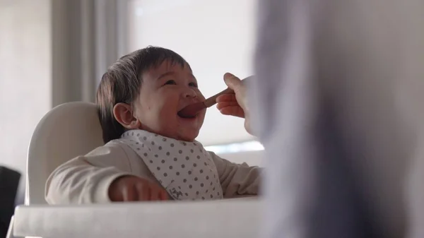 Visão Lateral Bebê Rir Comer Comida Que Suas Mães Lhe — Fotografia de Stock
