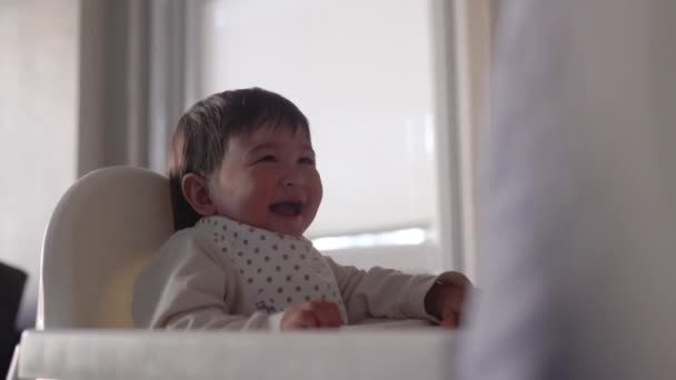 Побічний Погляд Дитину Сміється Їсть Їжу Яку Дають Йому Його — стокове відео