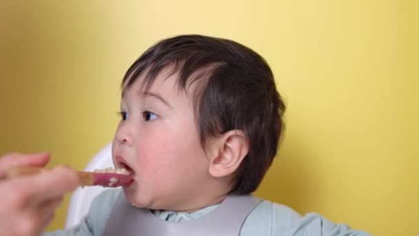 Criança Afasta Colher Com Comida Que Sua Mãe Lhe Oferece — Vídeo de Stock
