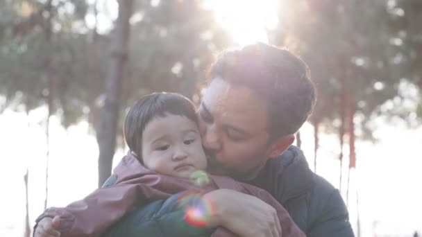 Ένας Στοργικός Πατέρας Κρατάει Ένα Μωρό Στην Αγκαλιά Του Και — Αρχείο Βίντεο