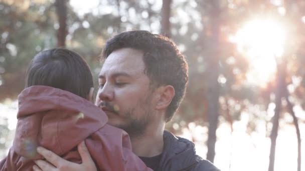 Ένας Στοργικός Πατέρας Κρατάει Ένα Μωρό Στην Αγκαλιά Του Και — Αρχείο Βίντεο