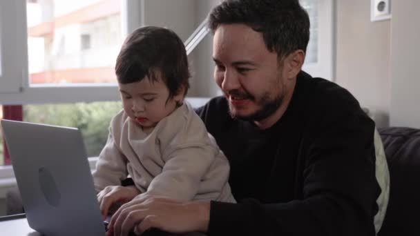 Jovem Feliz Tentando Trabalhar Laptop Segurando Seu Filho Casa Trabalho — Vídeo de Stock