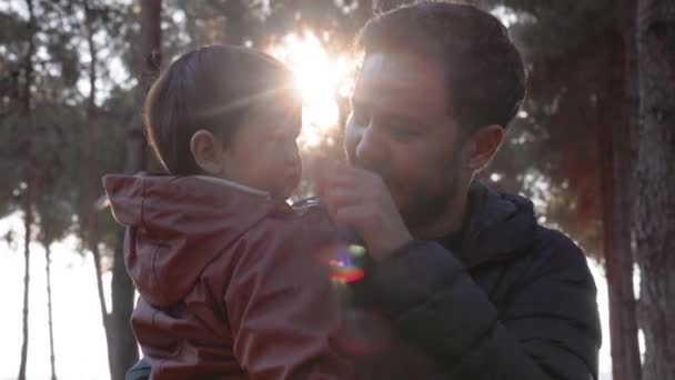 Sevgi Dolu Bir Baba Kucağında Bir Bebek Doğada Şefkatle Onu — Stok video