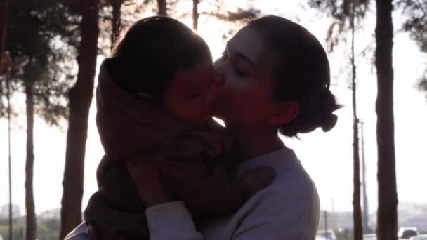 Uma Mãe Amorosa Segurando Seu Bebê Beijando Ternamente Natureza Alta — Vídeo de Stock