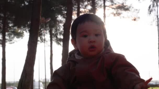 Sevimli Erkek Bebek Yerde Oturur Gün Batımının Önünde Sopalarla Oynar — Stok video