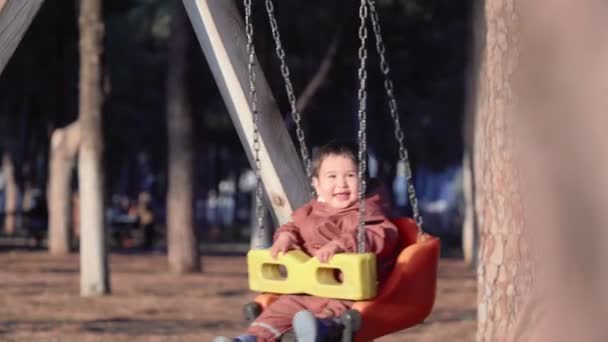 Parktaki Güneşe Doğru Salıncakta Sallanan Bebek Görüntüsü Yüksek Kalite Görüntü — Stok video
