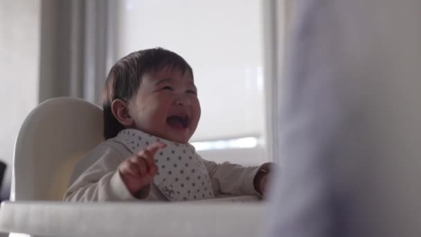 Боковой Вид Ребенка Сидящего Стульчике Смеющегося Высококачественные Кадры — стоковое видео