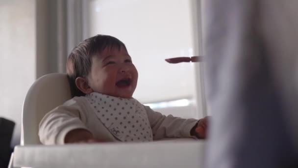 Πλαϊνή Όψη Του Μωρού Είναι Γέλιο Και Φαγητό Που Του — Αρχείο Βίντεο