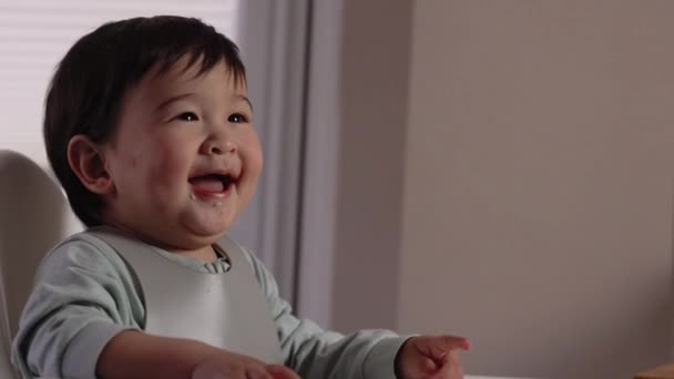 Bebé Feliz Sonriendo Sillón Comiendo Cuchara Introducción Alimentos Complementarios Buena — Vídeos de Stock