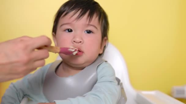 Dziecko Odrzuca Łyżkę Jedzeniem Które Oferuje Matka Wprowadzenie Żywności Uzupełniającej — Wideo stockowe