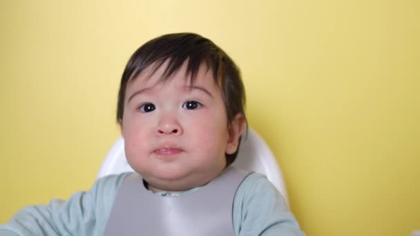 Mamá Alimenta Bebé Con Cucharas Introducción Alimentos Complementarios Buena Nutrición — Vídeos de Stock