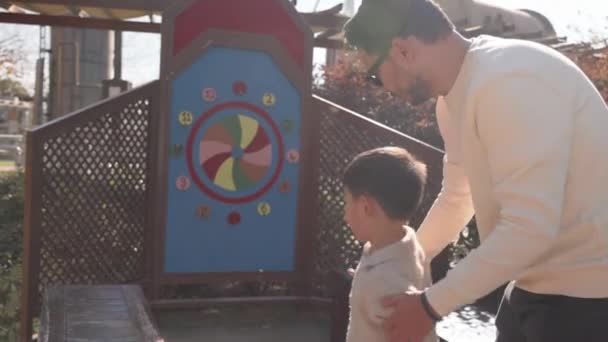 Gelukkig Liefdevolle Vader Leert Zijn Kleine Zoon Een Ring Naar — Stockvideo