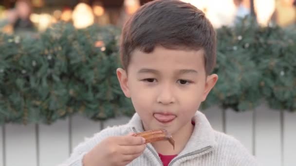 Uma Criança Bonita Morde Churros Com Molho Chocolate Faire Imagens — Vídeo de Stock