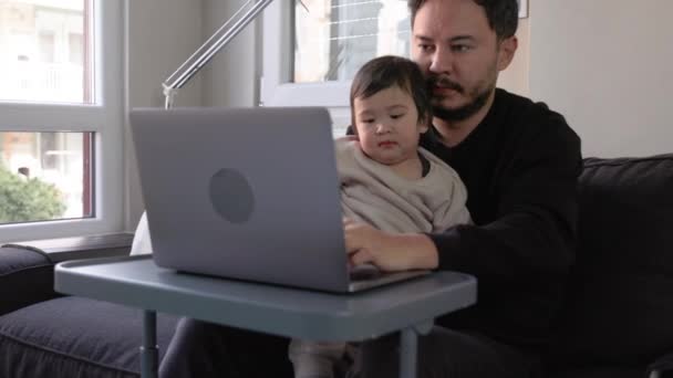 Jovem Ocupado Trabalhando Laptop Segurando Seu Filho Casa Trabalho Remoto — Vídeo de Stock