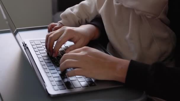 Vedere Apropiată Mâinilor Omului Tastând Laptop Timp Băiețelul Drăguț Deranjează — Videoclip de stoc