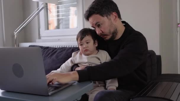 Joven Intenta Trabajar Mientras Sus Dos Hijos Interponen Camino Trabajo — Vídeo de stock