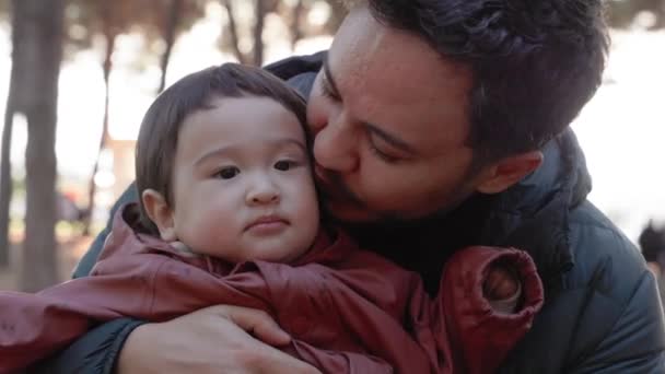 Pai Amoroso Segurando Bebê Seus Braços Beijando Ternamente Natureza Imagens — Vídeo de Stock