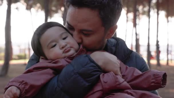Padre Amorevole Che Tiene Bambino Tra Braccia Bacia Teneramente Natura — Video Stock