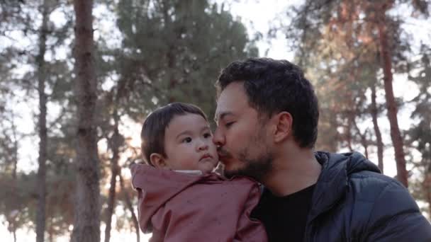 Kochający Ojciec Trzymający Dziecko Ramionach Całujący Czule Naturze Wysokiej Jakości — Wideo stockowe