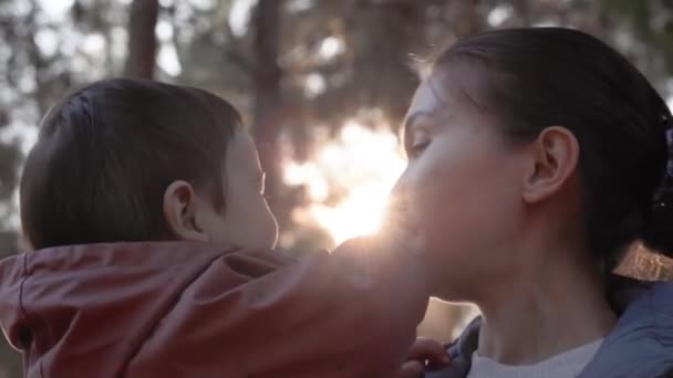 Kochająca Matka Trzymająca Dziecko Ramionach Całująca Czule Naturze Wysokiej Jakości — Wideo stockowe