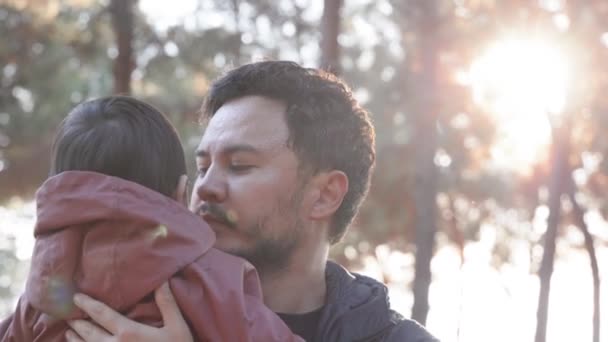 Kochający Ojciec Trzymający Dziecko Ramionach Całujący Czule Naturze Wysokiej Jakości — Wideo stockowe