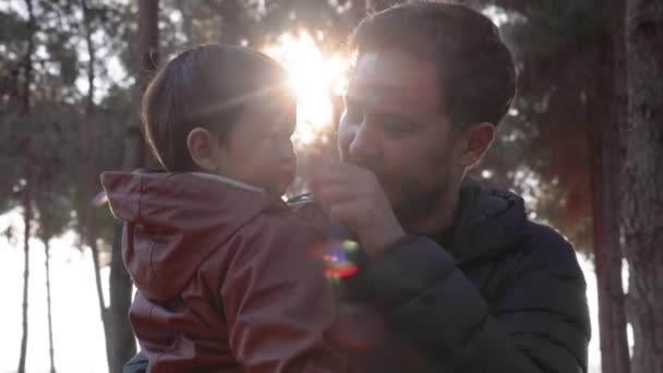 Padre Cariñoso Sosteniendo Bebé Sus Brazos Besándolo Tiernamente Naturaleza Imágenes — Vídeo de stock