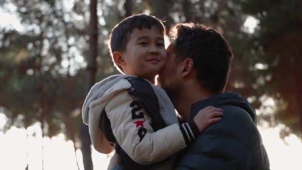 Padre Amorevole Che Tiene Braccio Suo Figlio Bacia Teneramente Natura — Video Stock