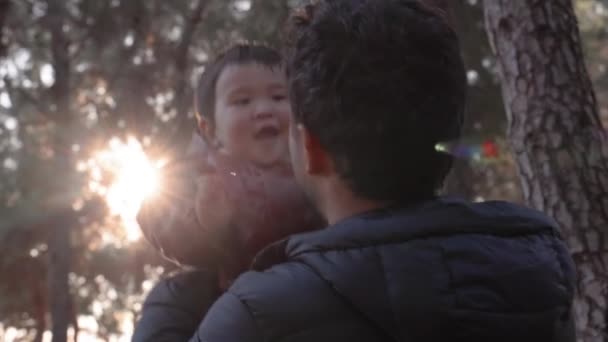 Seorang Ayah Yang Penuh Kasih Memeluk Bayi Dan Menciumnya Dengan — Stok Video