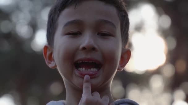 Barnet Glad Att Han Har Fått Nya Tänder Högkvalitativ Film — Stockvideo