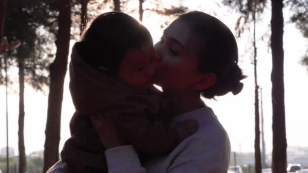 Milující Matka Drží Své Dítě Něžně Líbá Přírodě Vysoce Kvalitní — Stock video