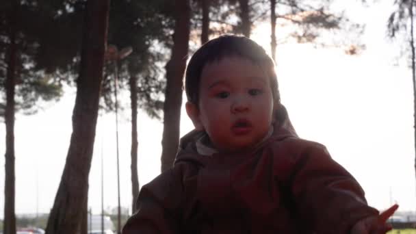 可爱的小男孩坐在地上 在日落前拿着棍子玩耍 高质量的4K镜头 — 图库视频影像