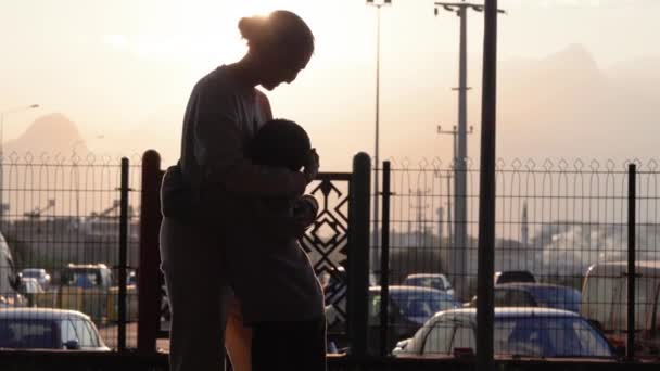 Silueta Madre Sosteniendo Hijo Hacia Sol Familia Feliz Parque Imágenes — Vídeos de Stock