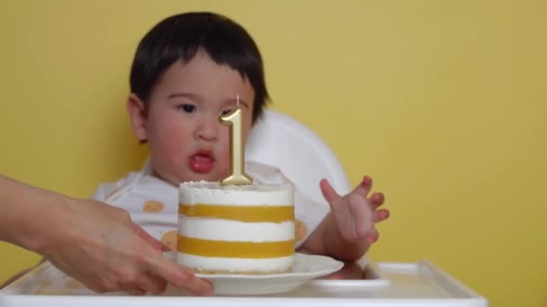Πορτρέτο Του Μωρού Γιορτάζει Πρώτα Του Γενέθλια Τούρτα Και Κερί — Αρχείο Βίντεο