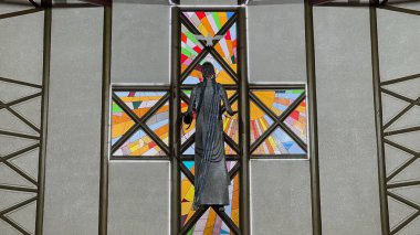 Yeniden dirilen İsa 'nın Katolik kilisesi sunağında asılı bir temsili.