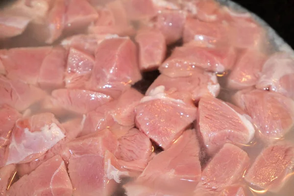 生のミンチビーフ肉 生の有機肉の牛肉やラム スパイス ハーブの背景 グーラッシュだ 生の煮込み肉 トップ表示 — ストック写真
