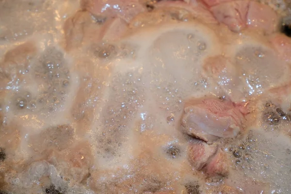 Vlees Koken Een Grote Pan Schuim Het Wateroppervlak — Stockfoto