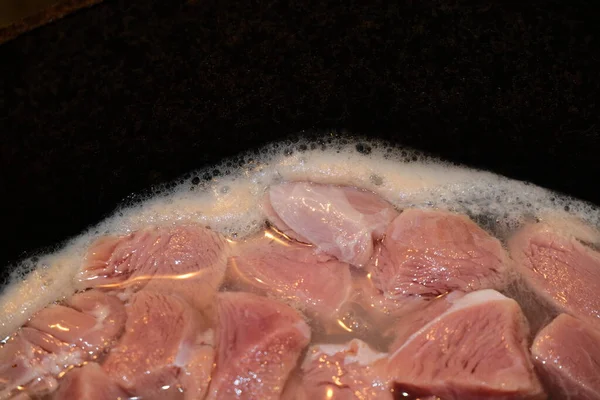 냄비에 고기를 요리한다 일게한다 — 스톡 사진