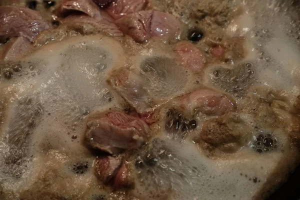 Μαγείρεμα Κρέατος Μια Μεγάλη Κατσαρόλα Αφρός Στην Επιφάνεια Του Νερού — Φωτογραφία Αρχείου