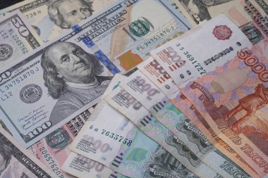 Rus rublesine karşı dolar, yakın plan banknotlar.