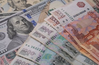 Rus rublesine karşı dolar, yakın plan banknotlar.